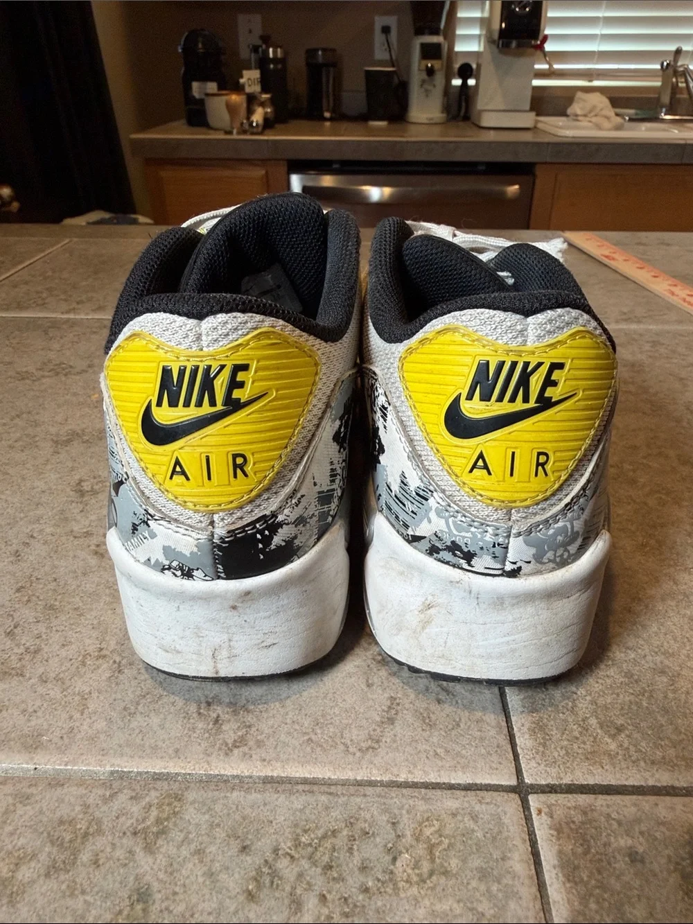 Nike Oregon ducks Kids Air Max Low Top Sneakers in White, Yellow & Black Sz 4Y